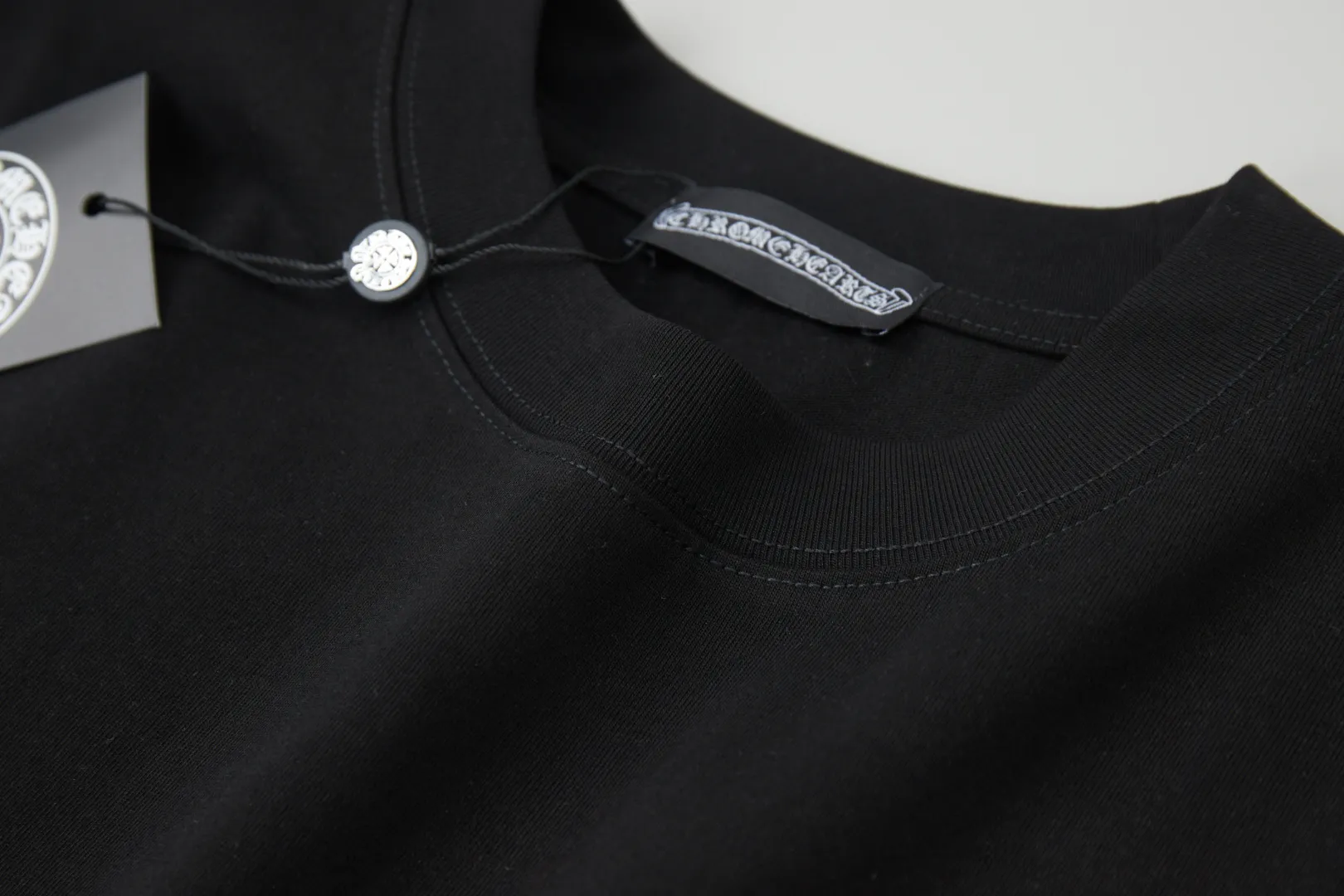 🅿️220 ✨CH✨🆕25SS spring and summer new style Crow Heart ✝ frame logo patch short sleeves Light luxury essential item for daily commuting for men and women Correct version Welcome to compare Detailed features · 260g 100% pure cotton double yarn jersey fabric · Custom dyed in the same cylinder, special thickened 32 double-ply 1X1 threads · Double-needle stitching and cross-stitching technology · Original main mark, washed tag, branded moisture-proof paper packaging Color: White/Black/ Size: S/M/L/XL